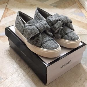 Nine West tennis shoe with bow
